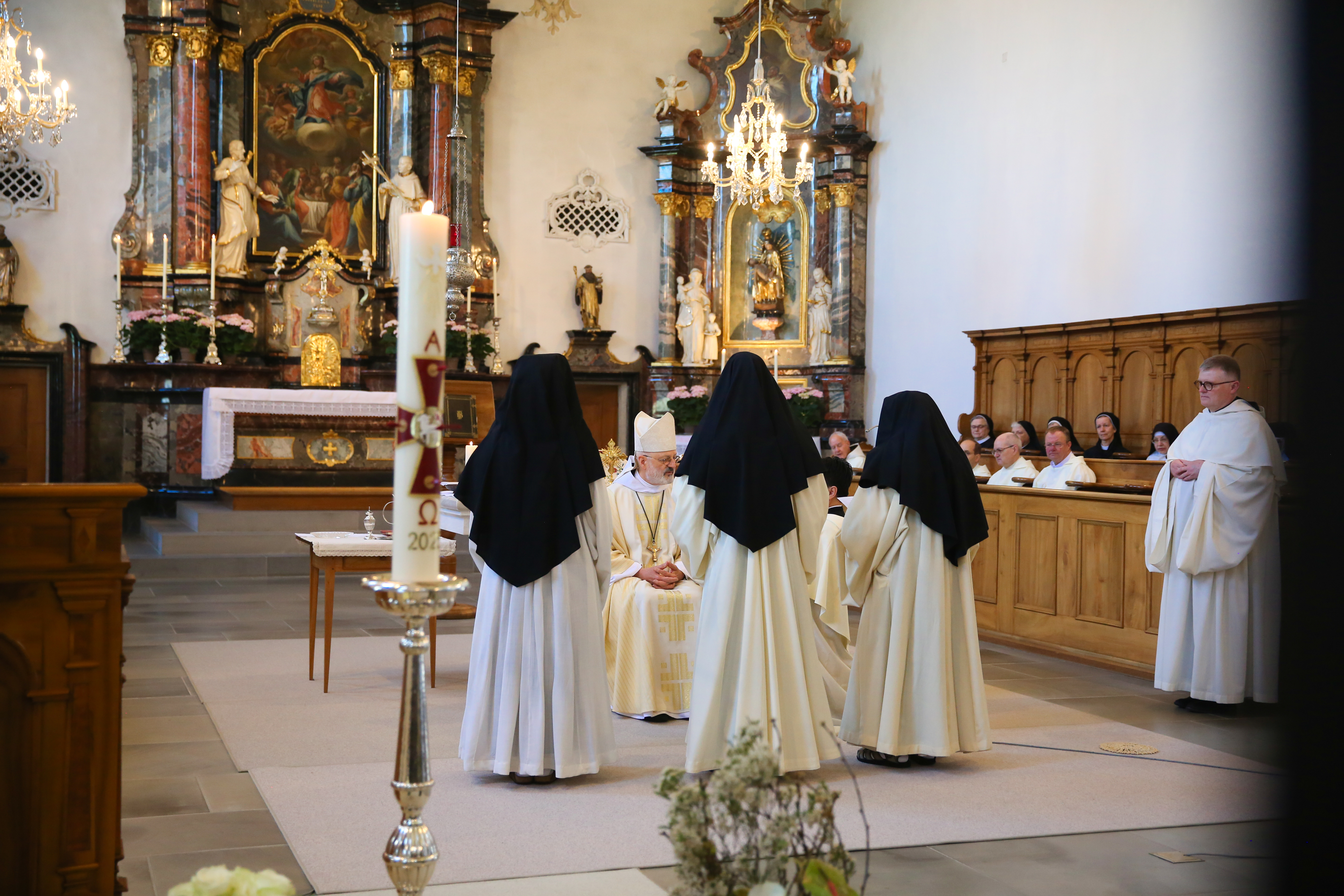 Sr. Beda wird dem Weihespender Generalabt Mauro-Giuseppe Lepori vorgestellt. Foto: Jean Marie Duvoisin