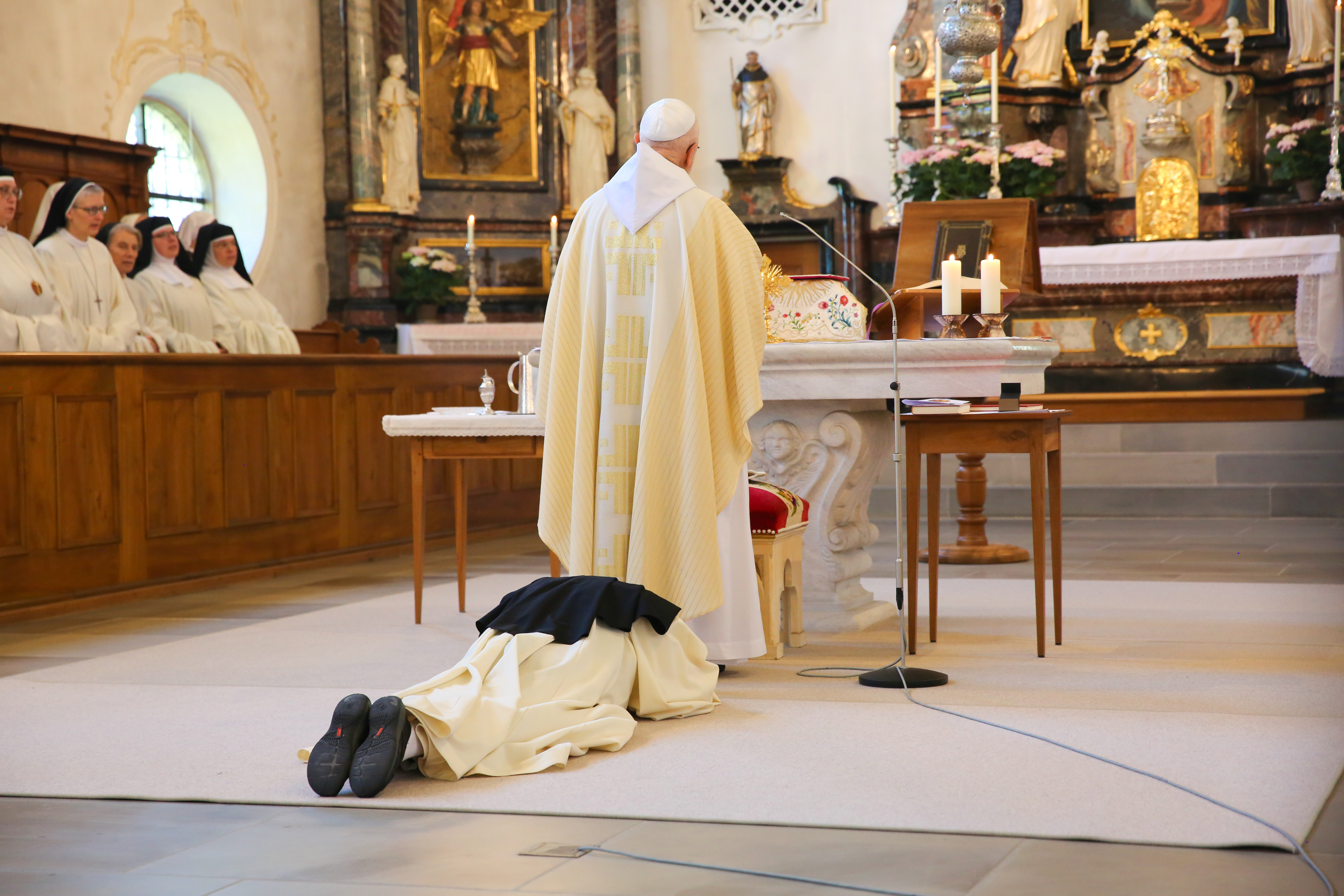 Zur Allerheiligenlitanei liegt Sr. Beda ausgestreckt vor dem Altar am Boden. Foto: Jean-Marie Duvoisin