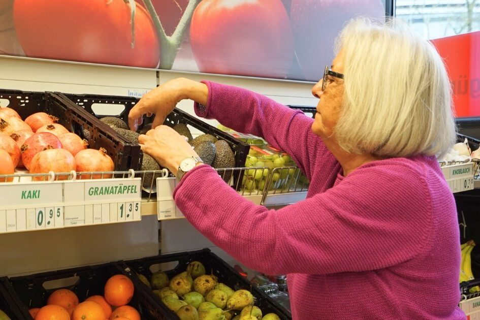 Feiwilligenmitarbeiterin Bea Borelli, Caritas-Markt Baar (Foto: Daria Jenni, Caritas Schweiz)