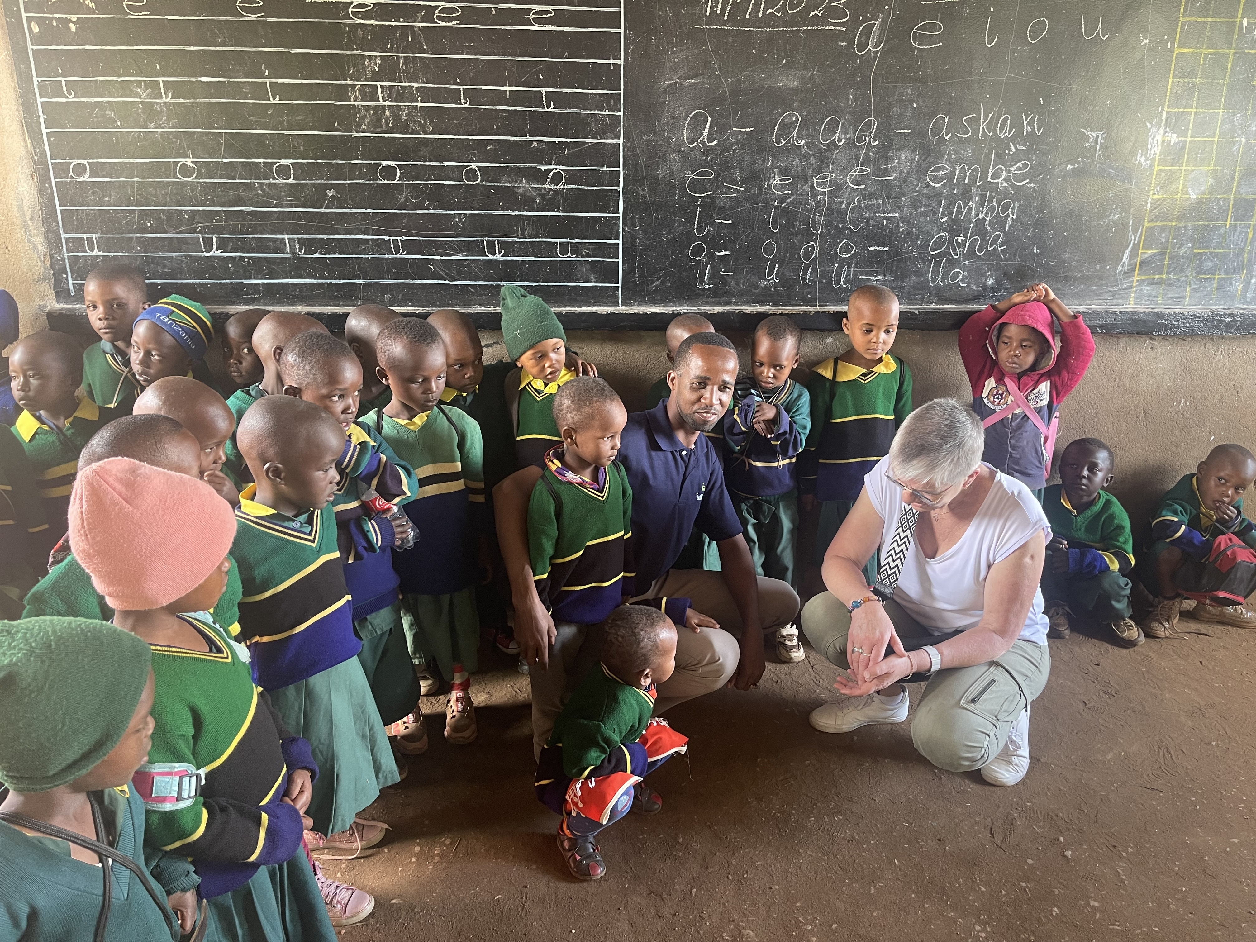 Yolanda Fässler im Schulzimmer im Dorf Nafco in Tansania.