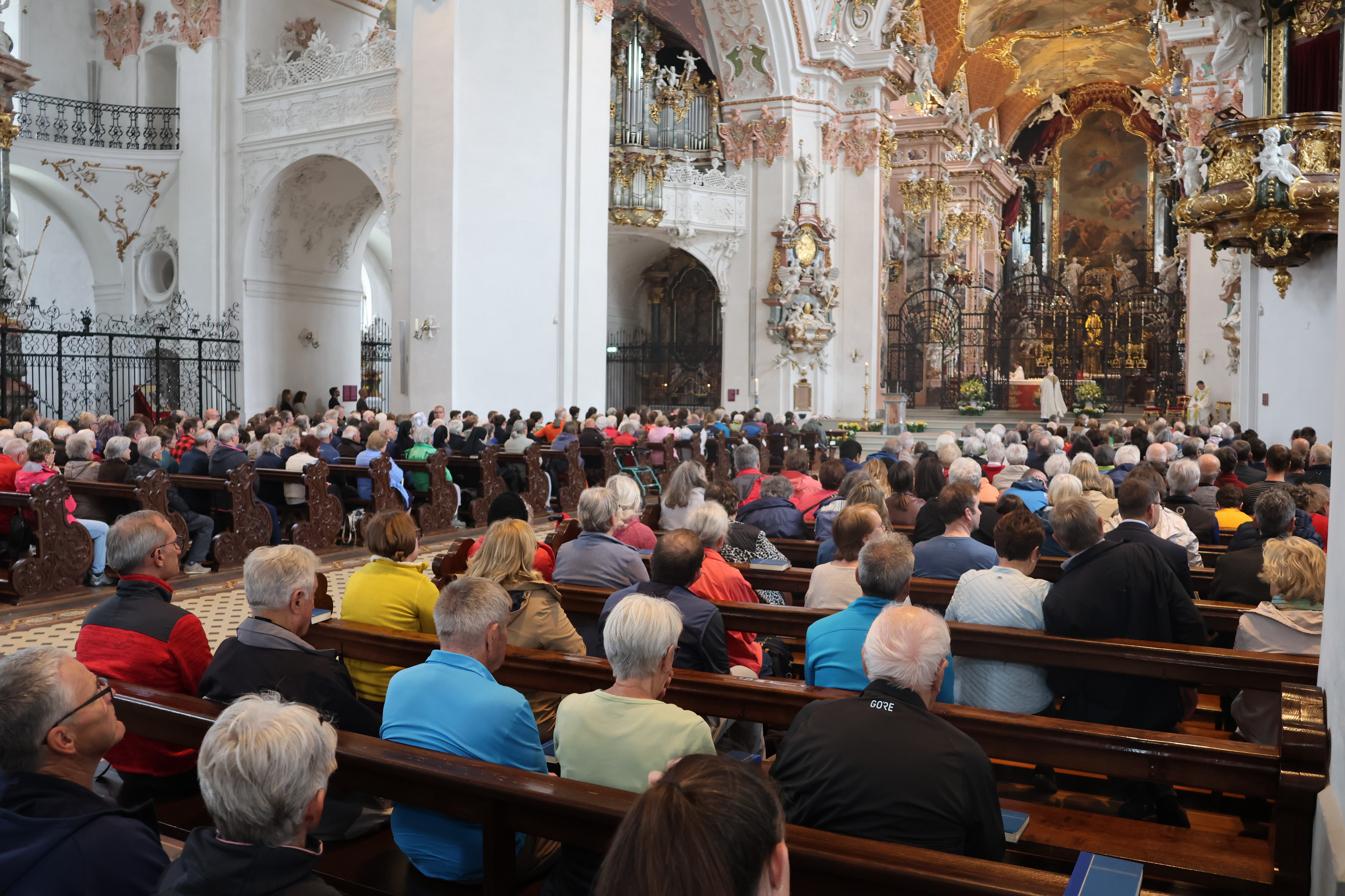 Beim Pilgergottesdienst ist die Klosterkirche bis zum letzten Platz gefüllt. Foto: Arnold Landtwing