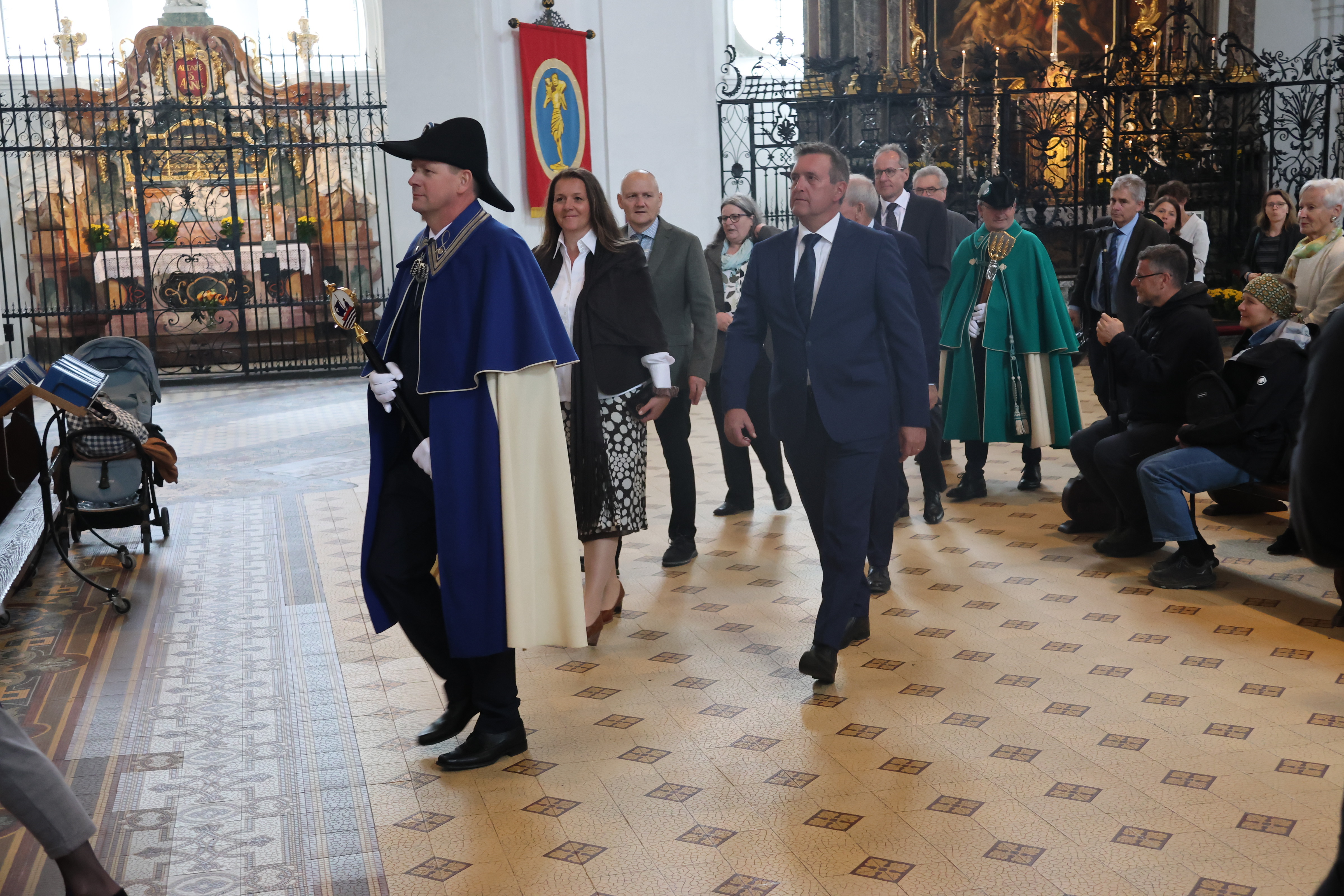 Kirchgemeinden, Regierung, Stadtrat, Kantons- und Bundesparlamentarier nehmen an der feierlichen Vesper teil. Foto: Arnold Landtwing