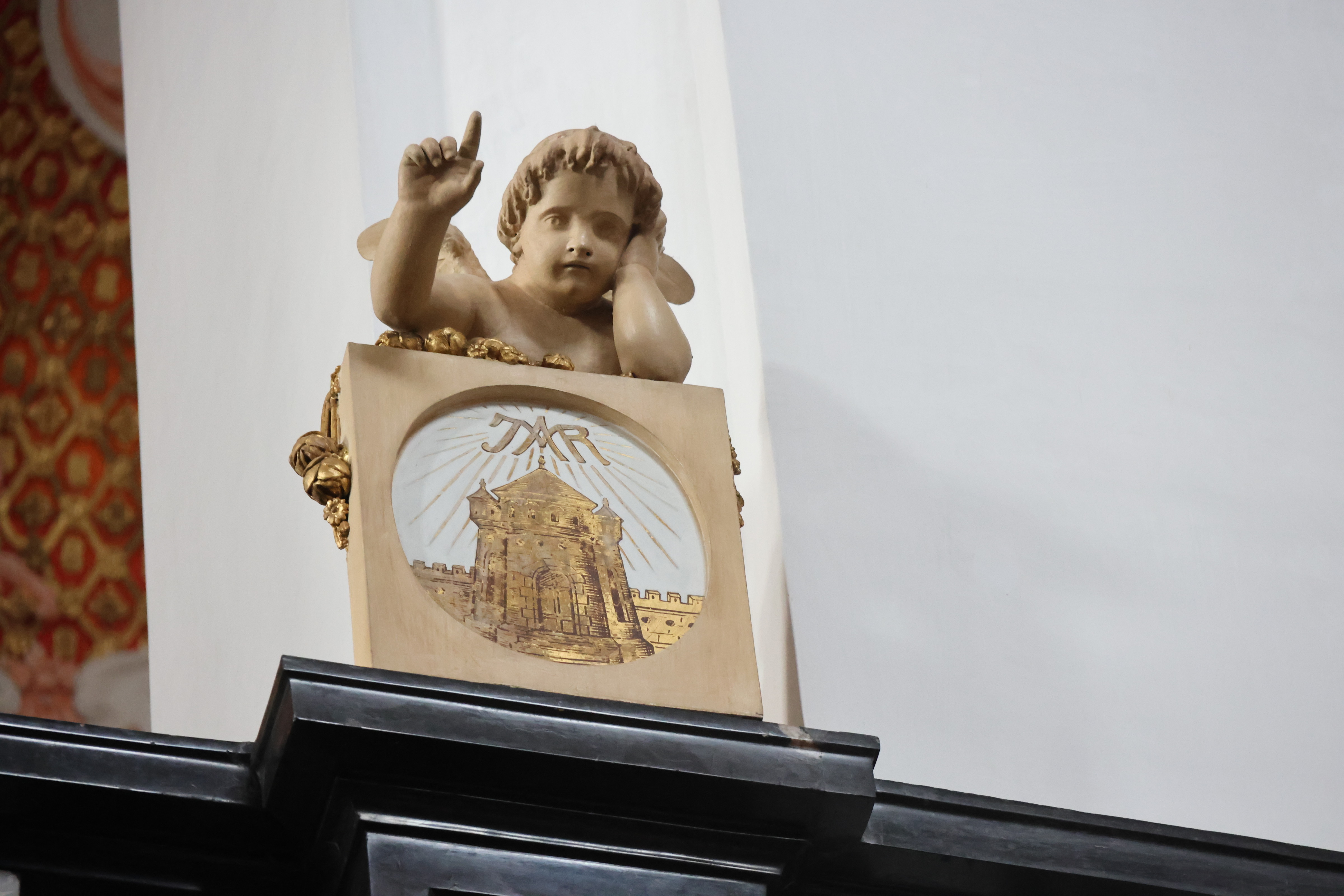 Ein kleiner Engel begrüsst lässig die Zuger Pilgerschar in der Klosterkirche. Foto: Arnold Landtwing