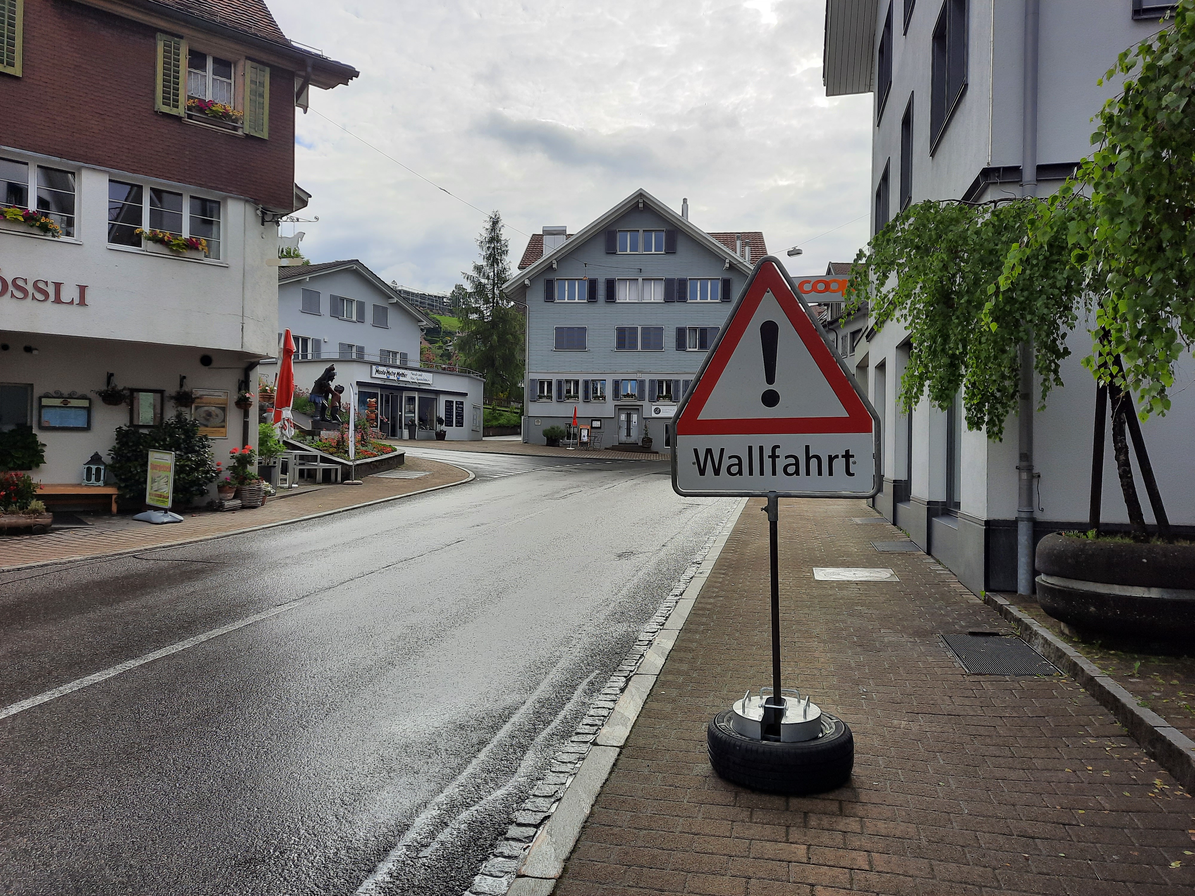Wegen der vielen Pilger sperrt die Zuger Polizei am Auffahrtstag sogar Strassen. Foto: Arnold Landtwing