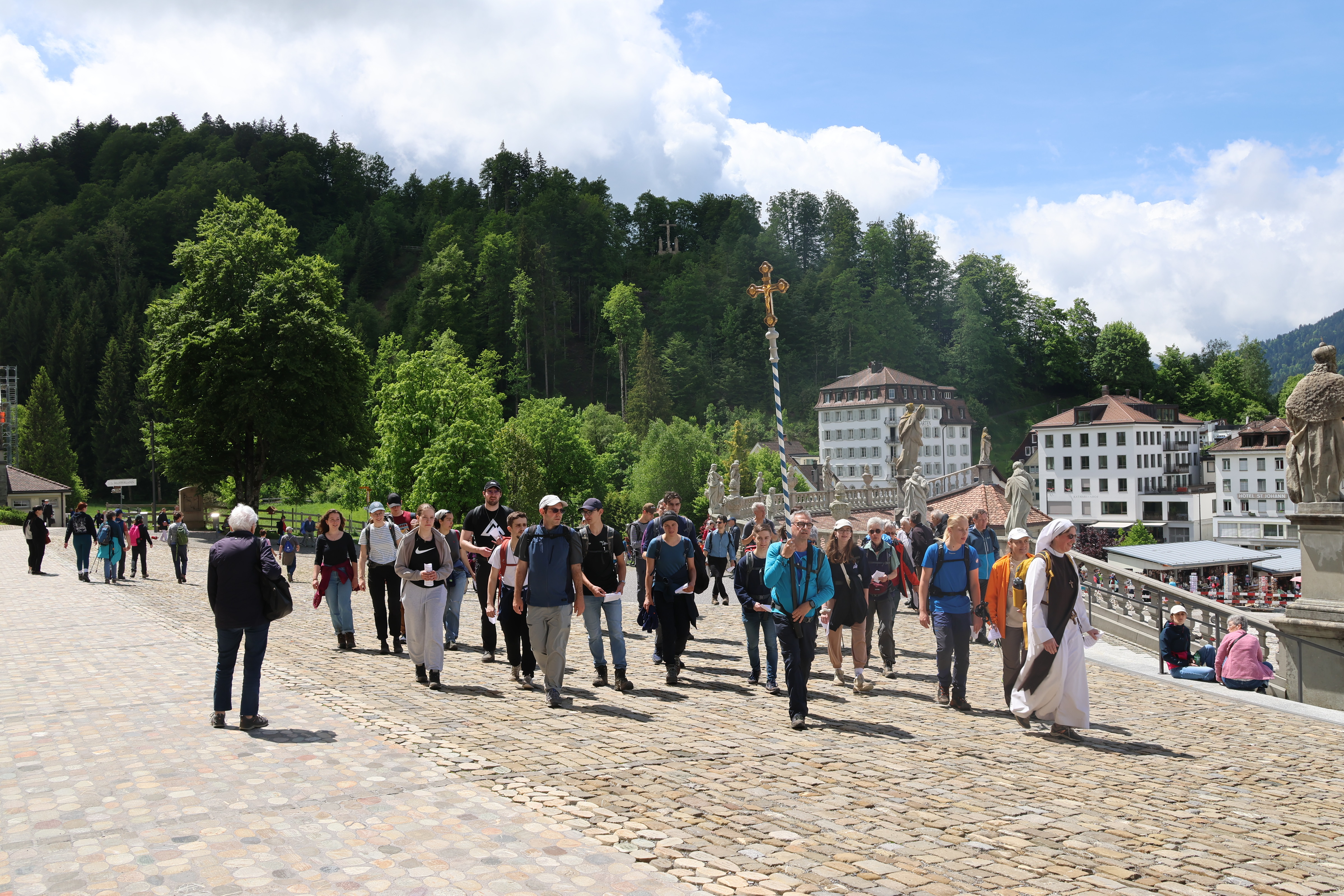 Ob der grossen und betenden Zuger Pilgerzüge staunen Einheimische und Touristen. Foto: Arnold Landtwing