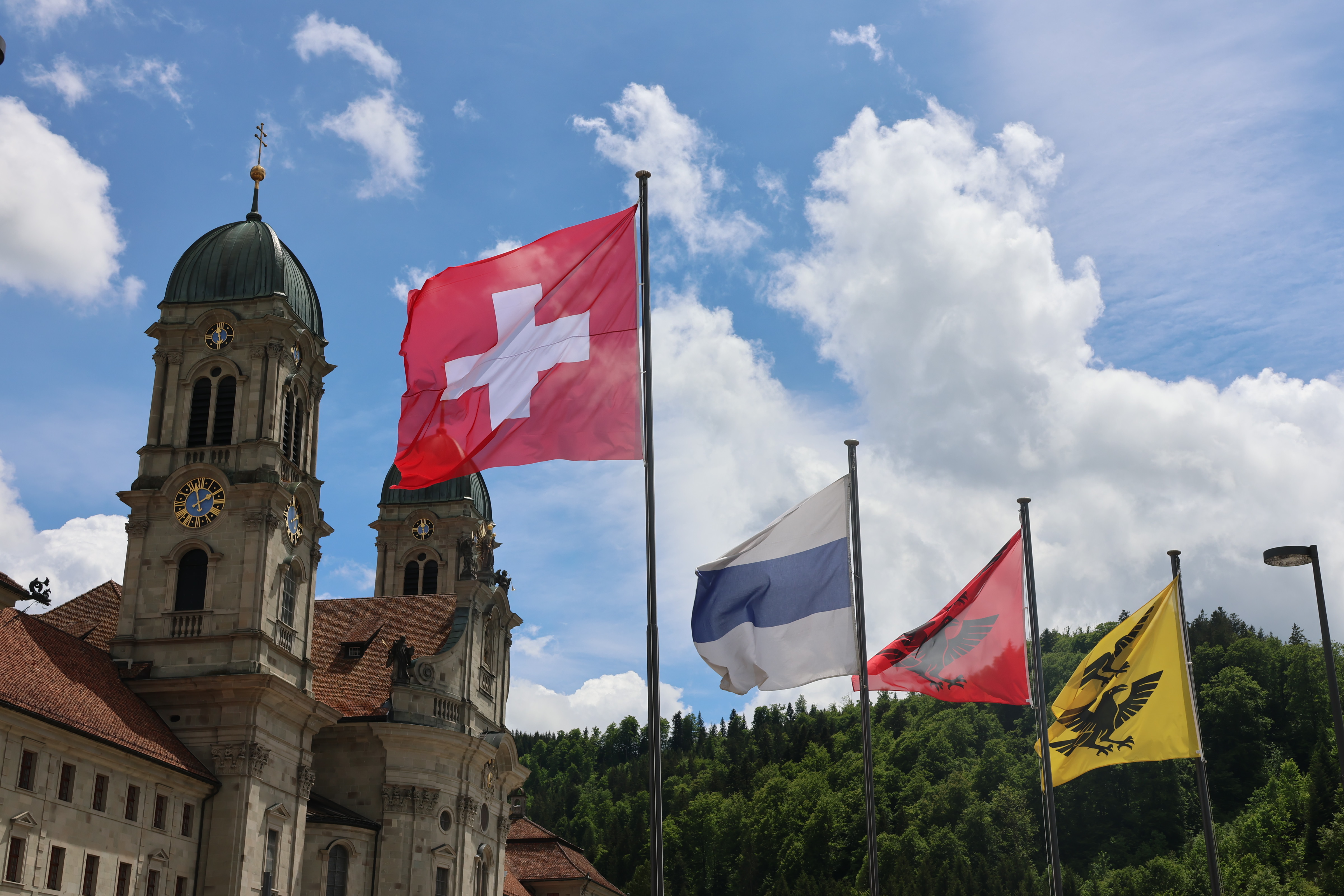 Mit der jeweiligen Kantonsflagge heissen der Bezirk Einsiedeln und das Kloster die Pilger willkommen. Foto: Arnold Landtwing