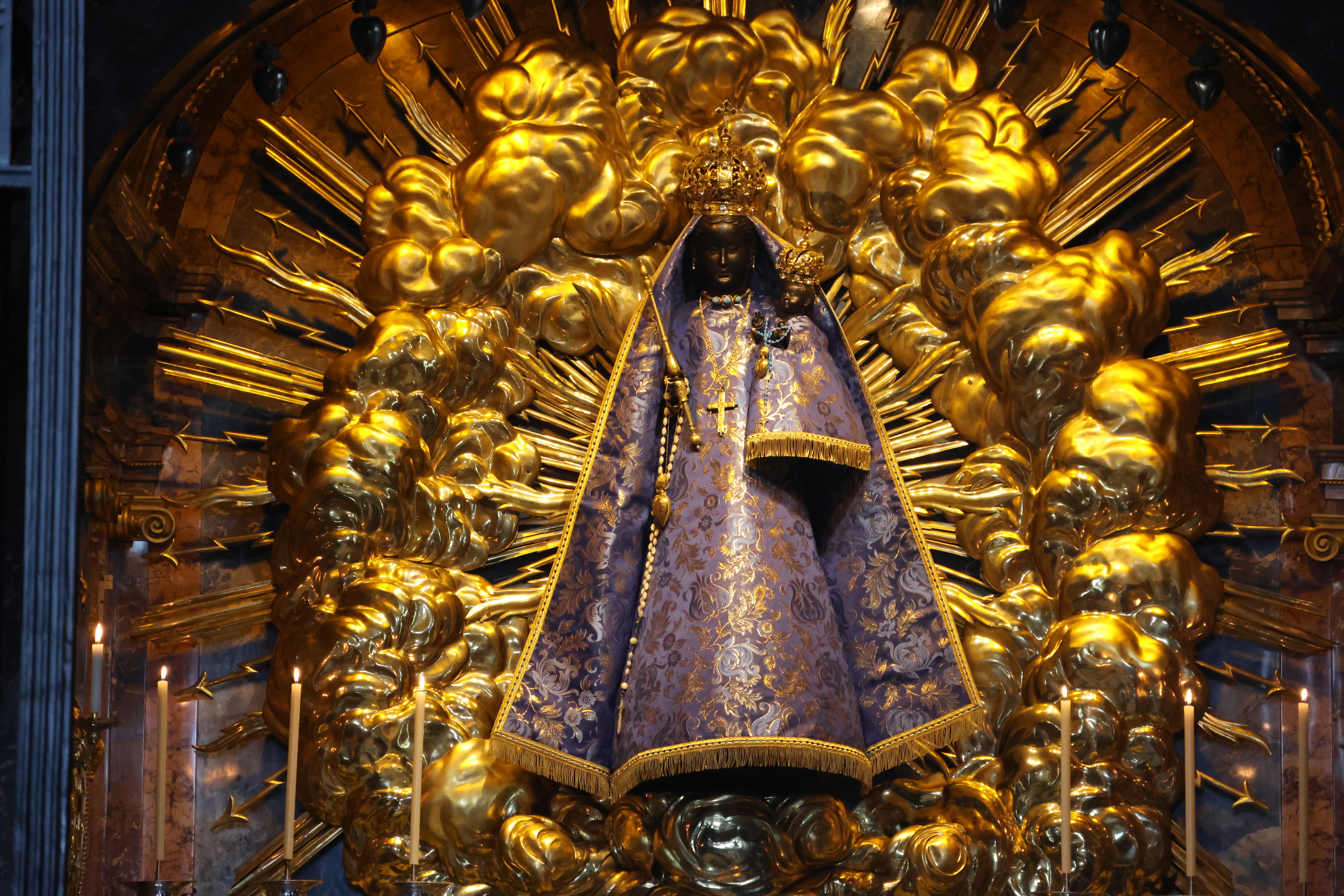Die Schwarze Madonna trägt zu Ehren der Zuger Landeswallfahrt jeweils ein blaues Kleid. Foto: Arnold Landtwing