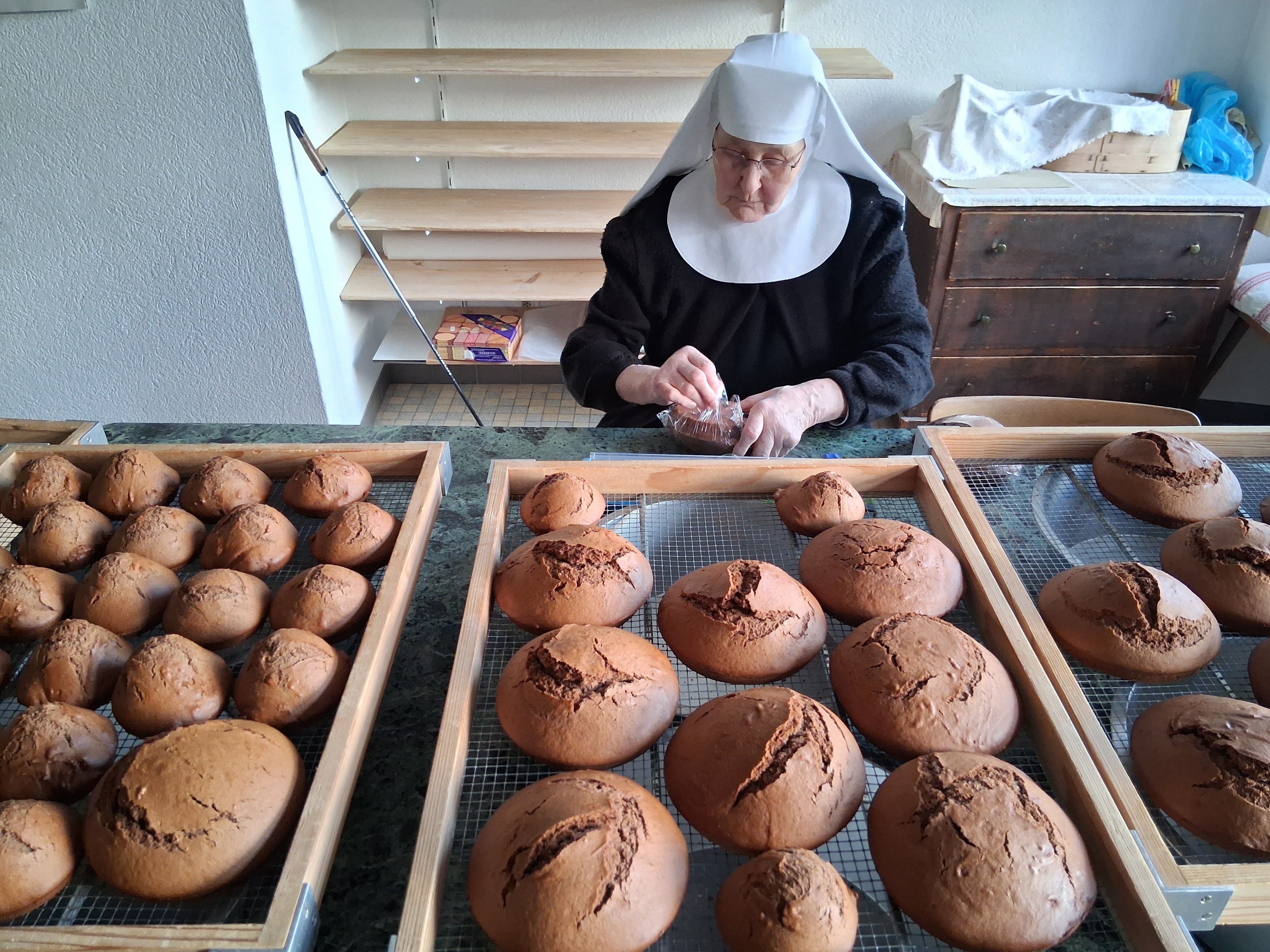 Fleissarbeit: nach dem Abkühlen werden die duftenden Lebkuchen einzeln eingepackt für den Klosterladen oder für Bestellungen. Foto: Kloster Frauenthal