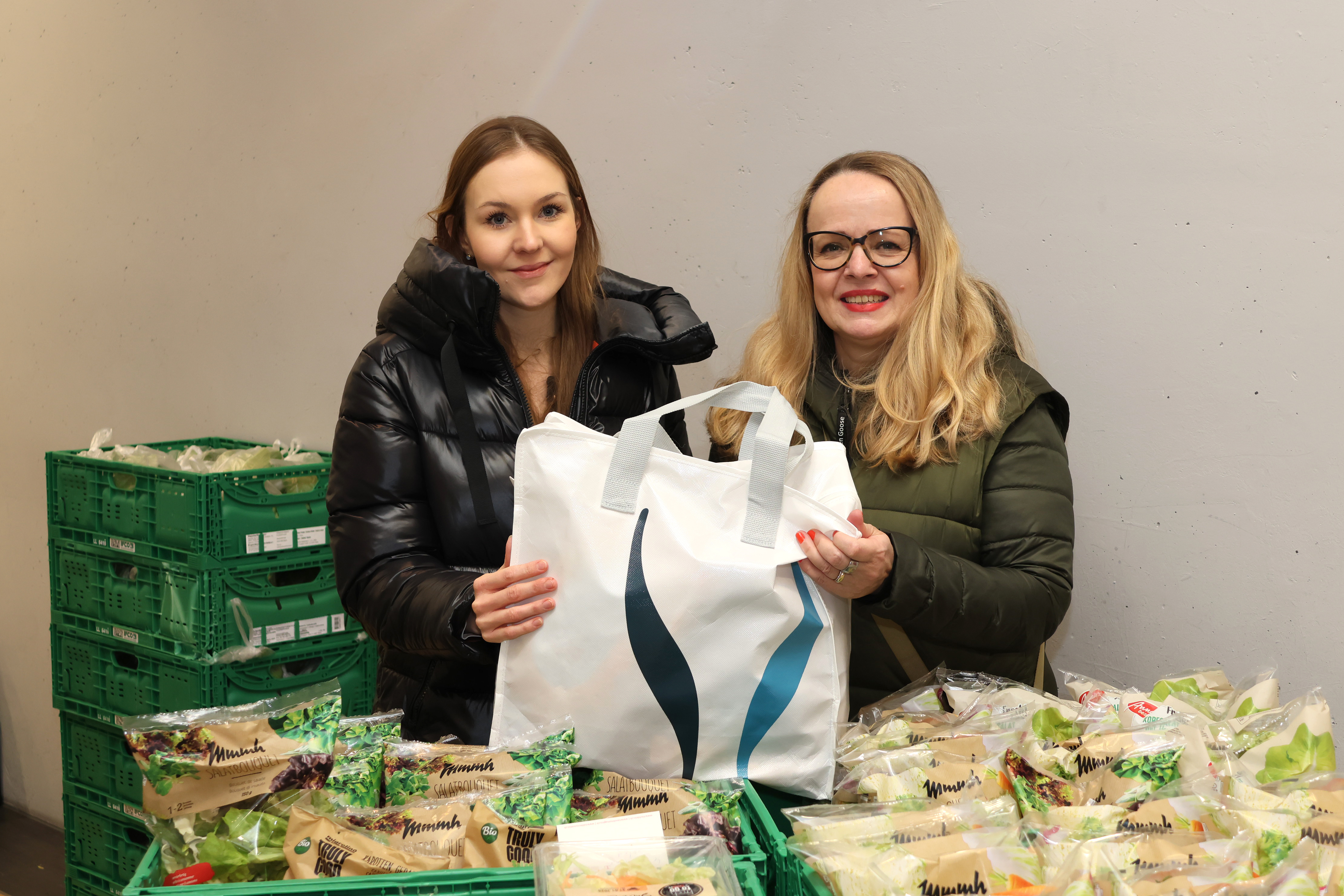 Die reformierte und katholische Kirche im Kanton Zug unterstützen die Aktion Zuger für Zuger tatkräftig: Melanie Schnider (Kommunikation katholische Kirche im Kanton Zug) und Simone Bulach (Kirchenrätin reformierte Kirche Kanton Zug). Foto: Arnold Landtwing