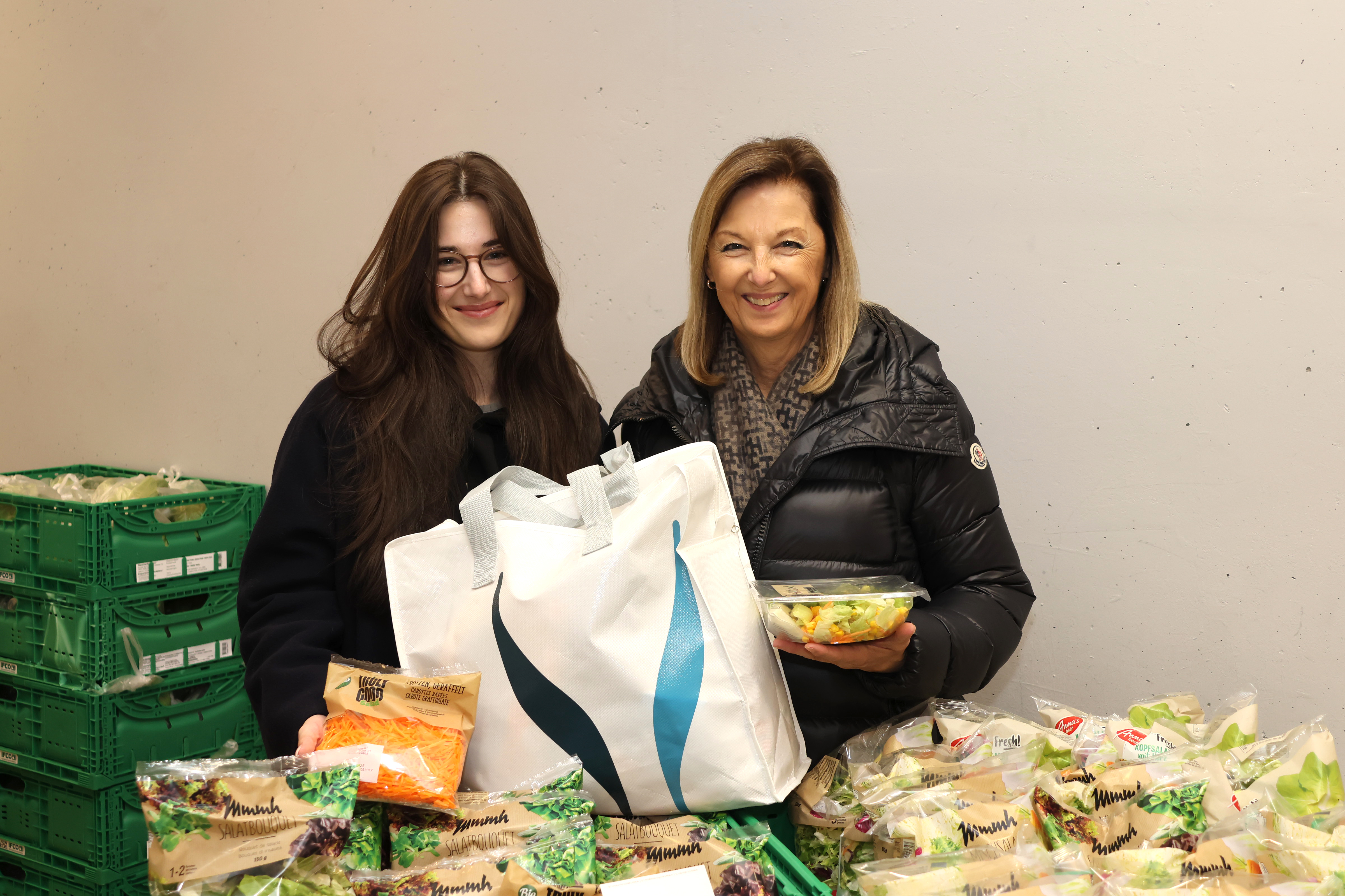 Tragen jedes Jahr willkommene Spenden des Familienbetriebs Tanner SA bei : Michelle und Erika Tanner. Foto: Arnold Landtwing