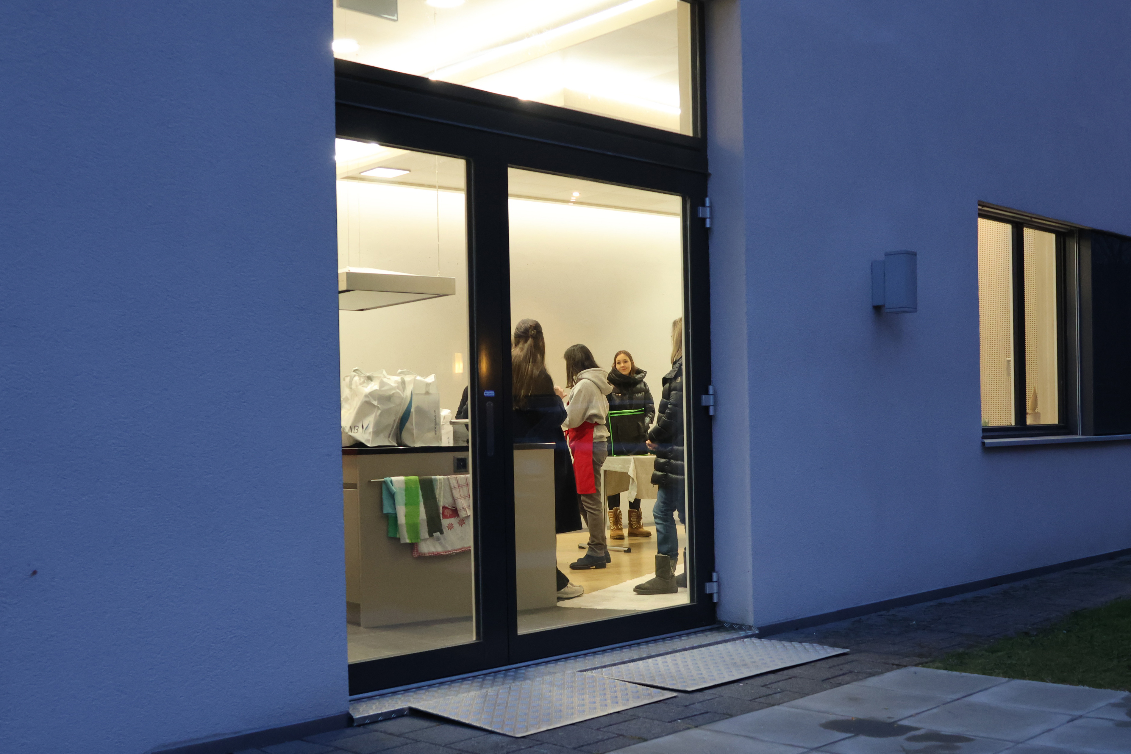 Hochbetrieb bei der Abgabe von Lebensmitteln. Foto: Arnold Landtwing