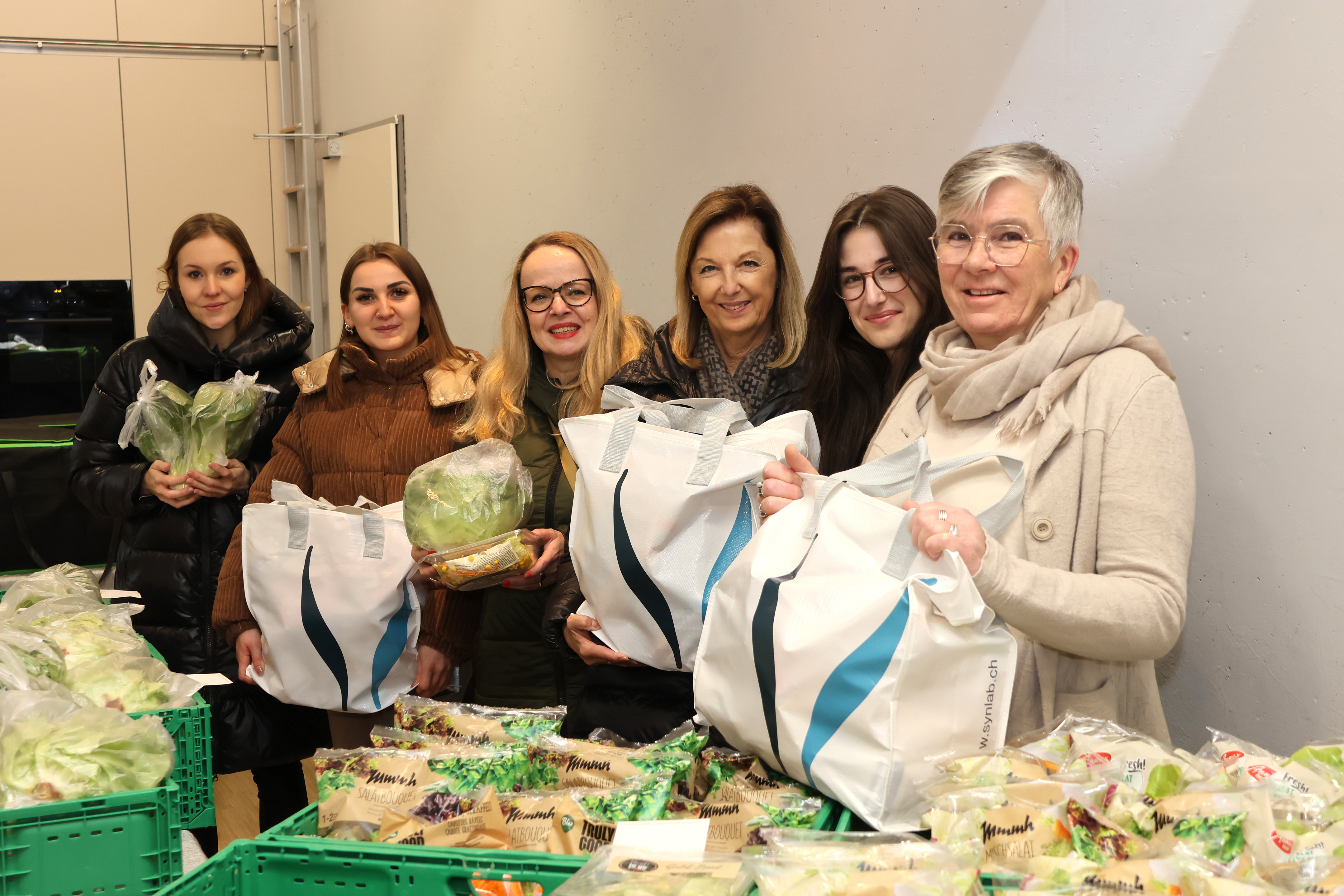 v.l.n.r.: Melanie Schnider (kath Kirche Zug), Meliha Jukic (Glencore), Simone Bulach (ref Kirche Zug), Erika und Michelle Tanner (Familienbetrieb Tanner SA), Yolanda Fässler (GGZ Work). Foto: Arnold Landtwing