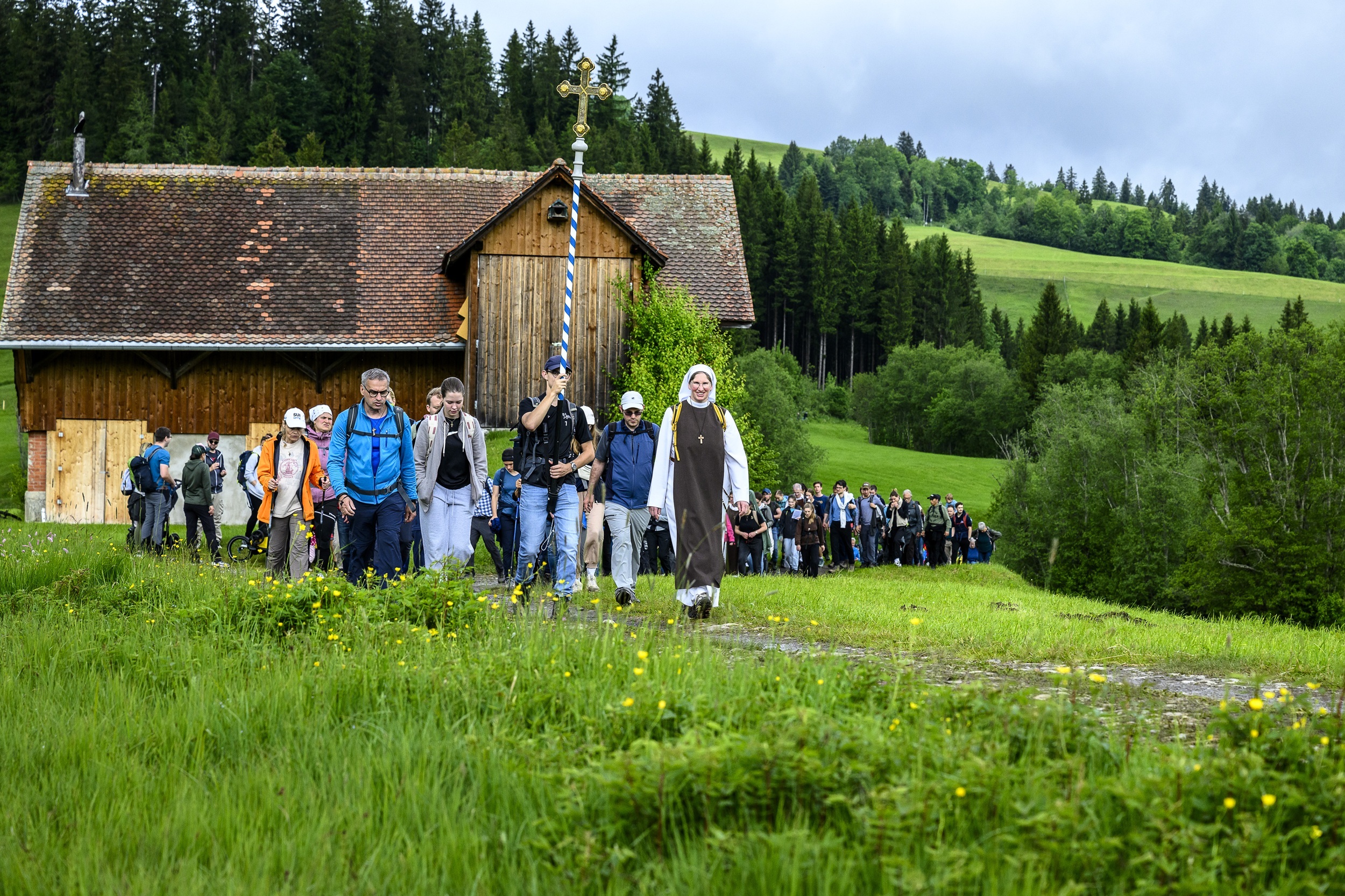Die Zuger Pilgergruppe beim Moor von Rothenthurm auf ihrem Weg nach Einsiedeln, auf
genommen 2025. Foto: Andreas Busslinger
